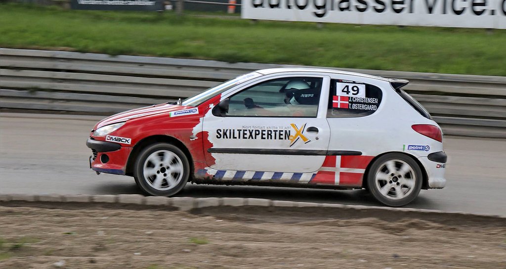 Johnni Bragenholt Christensen og Thomas Hjorth Østergaard går til makronerne i deres Peugeot 206 RC
(Foto: Allan Post)